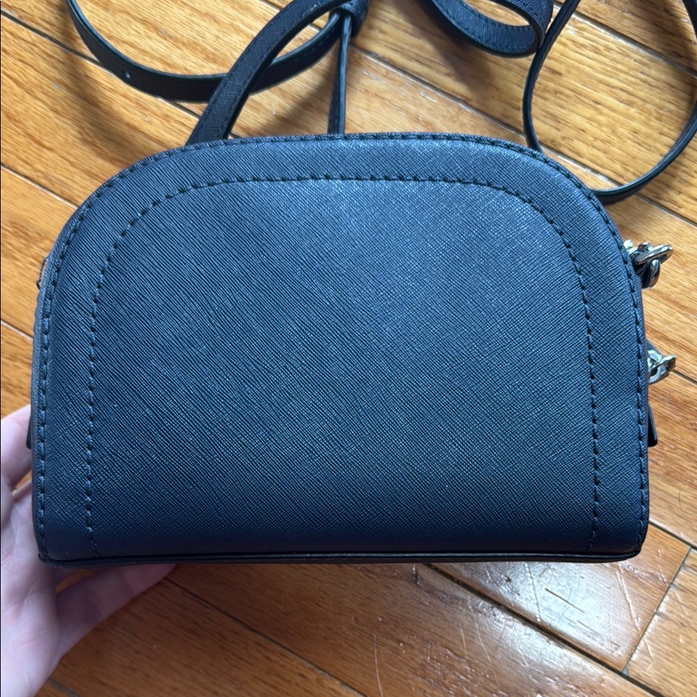 Marc Jacobs Black Crossbody Bag with Sleek Design - Picture 6 of 7